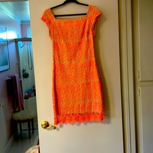 Gorgeous orange/coral dress! It’s lined with a stretchy fabric in beige/ nude.